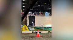 疑似泊车时打滑 汽车冲入人行道